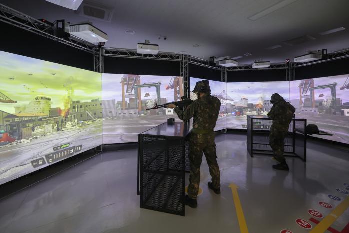 예비군들이 과학화 훈련 중 하나인 가상현실(VR) 영상모의사격을 하고 있다.