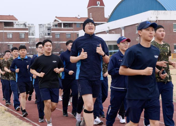 공군10전투비행단 장병들이 체력 증진을 위한 스카이 밸런스 러닝의 하나로 단체 러닝을 하고 있다. 부대 제공