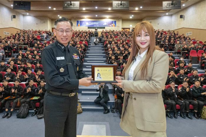 2일 해군교육사령부가 교관의 날 행사의 하나로 마련한 특별강연에서 강정호(왼쪽) 사령관이 교관역량 개발과 장병들의 윤리적 가치관 확립에 기여한 이지영 교수에게 감사패를 전달하고 있다. 부대 제공