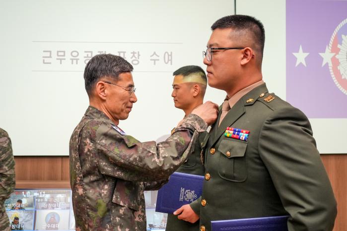 김경률(왼쪽) 해군참모총장이 2일 해병대2사단을 방문해 군사대비태세를 점검하고 근무유공자에게 표창을 수여하고 있다. 해군 제공