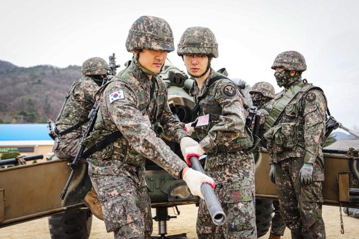 육군5포병여단 포성포병단이 실시한 동원훈련에서 현역 장병과 예비군들이 155㎜ 견인포 사격 절차를 숙달하고 있다.