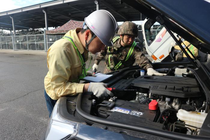 육군36보병사단 장병들이 여단급 동시통합훈련에서 동원된 차량을 검사하고 있다.