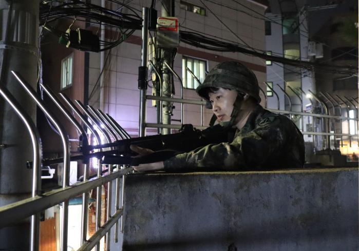 육군52보병사단이 동원훈련 중 실시한 주요시설 방호 훈련에서 동원예비군이 엄폐물을 활용해 시설 경계를 하고 있다.