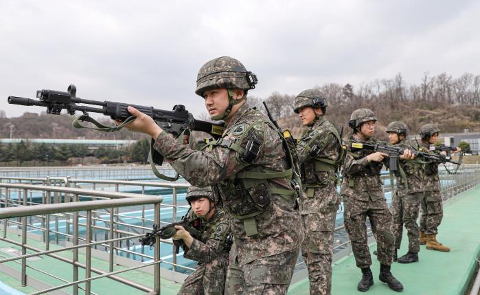 육군55보병사단 성남대대 동원훈련에서 예비군들이 적 침투에 대비한 수색정찰을 하고 있다.