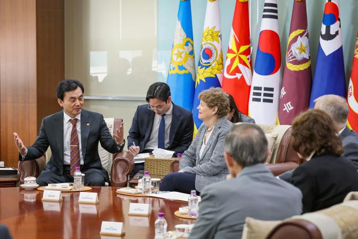 안규백 국방부 장관이 2일 국방부를 방문한 미국 상원의원단을 접견하며 한미동맹 발전방안에 관해 의견을 나누고 있다. 한재호 기자