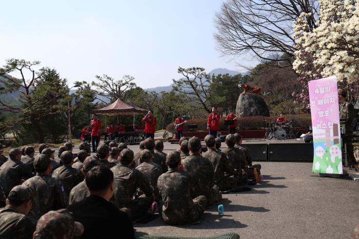 2일 육군수도기계화보병사단에서 열린 봄맞이 ‘맹호 버스킹’에서 군악대원들이 공연을 선보이고 있다. 사진 제공=임현정 중사