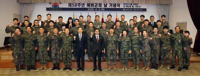 안규백(앞줄 왼쪽 일곱째) 국방부 장관과 이두희(앞줄 왼쪽 여섯째) 국방부 차관이 2일 서울 용산구 국방컨벤션에서 열린 제58주년 예비군의 날 기념식에서 모범예비군을 비롯한 참석자들과 기념촬영을 하고 있다. 조종원 기자