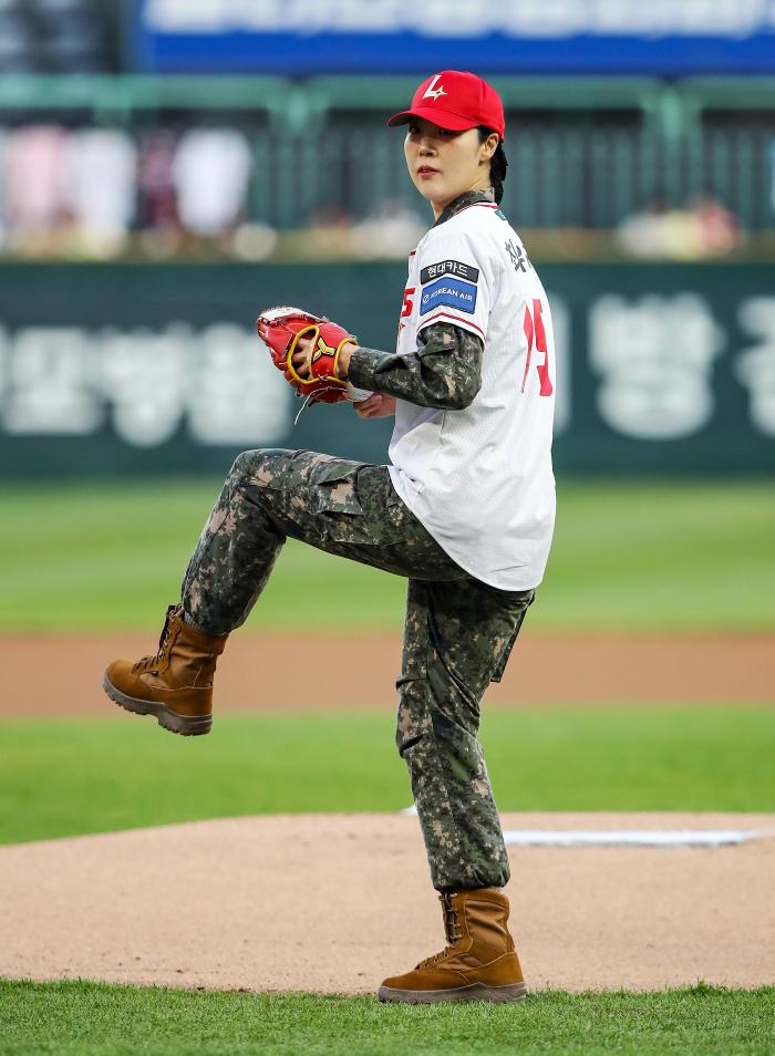 예비군의 날을 앞두고 ‘다둥이맘’ 상비예비군들이 1일 인천SSG랜더스필드에서 열린 2026 프로야구 SSG랜더스와 키움히어로즈 경기의 시타·시구에 나섰다. 이날 시타는 4형제 자녀를 둔 윤예지 예비역 육군대위, 시구는 3형제 자녀를 둔 최우리 육군예비역 중사가 맡았다. 두 상비예비군이 자녀들과 함께 기념사진을 찍는 모습(위), 시구하는 최 예비역 중사(아래). 육군 제공