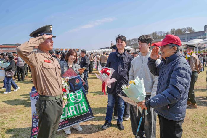 2일 해병대교육훈련단 행사연병장에서 거행된 해병대 신병 1327기 수료식에서 신병들이 가족들과 반갑게 재회하고 있다. 부대 제공