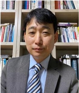 필자 김인기는 전자신문인터넷 미디어전략연구소장, 전자신문인터넷 온라인편집국장, 테크플러스 대표 등을 역임했다. 저서로는 영화 속 IT 교과서』가 있다.