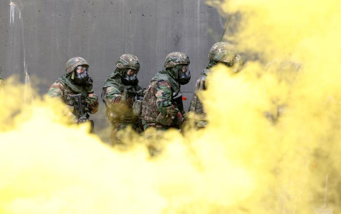방독면과 보호의 등을 착용한 육군수도기계화보병사단 돌진대대 장병들이 대량살상무기(WMD) 의심시설에 침투하기 위해 준비하고 있다.
