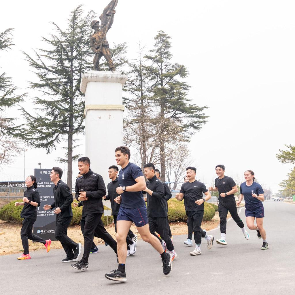 3사 생도들과 체력단련 중인 프랑스 육군소위들.