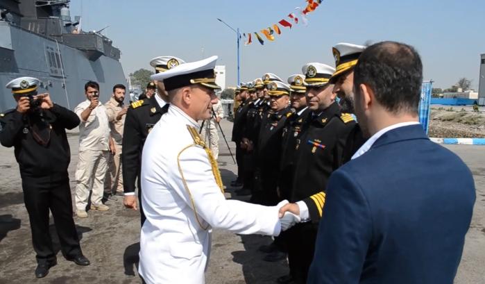 이란 해군 관계자들이 지난 2월 18일 연합훈련을 위해 이란 반다르 아바스항에 도착한 러시아 해군을 환영하고 있다. EPA·연합뉴스