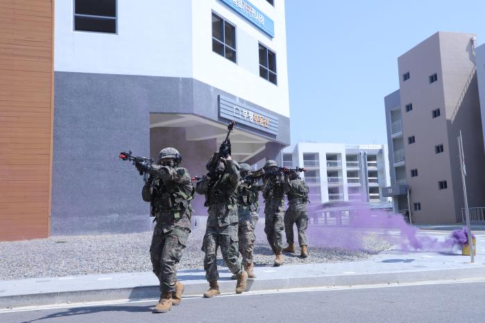 육군51보병사단 철마여단 장병들이 도시지역작전훈련에서 적을 격멸하기 위해 기동하고 있다. 부대 제공