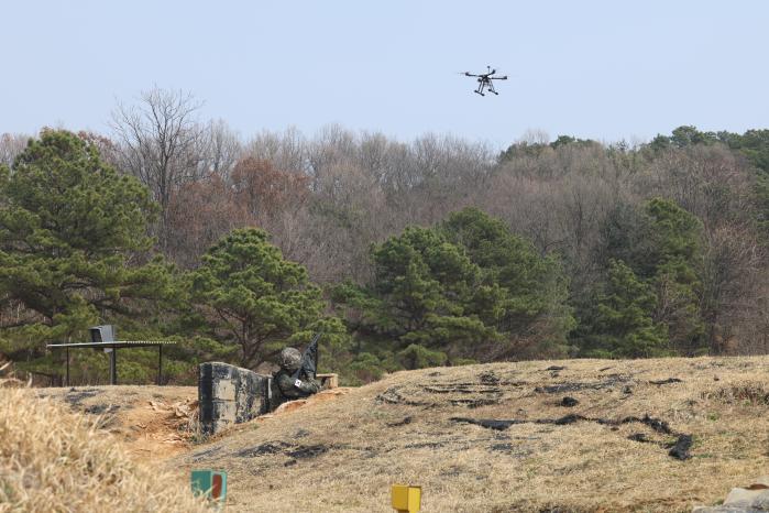 지난 3일 육군훈련소 드론 대응 개인방호 시범식 교육에서 한 장병이 행동화 시범을 보이고 있다. 부대 제공