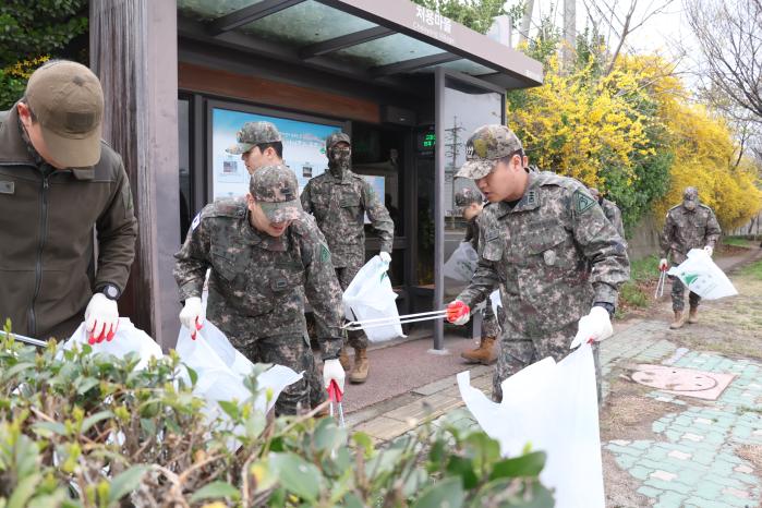 육군53보병사단 울산여단 장병들이 지난 1일 ‘민·관·군이 함께하는 깨끗-Day’ 환경정화 활동에 참여해 구슬땀을 흘리고 있다. 부대 제공