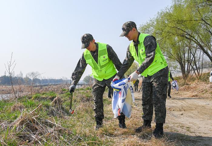 공군15특수임무비행단 장병들이 성남시와 함께 봄맞이 환경 정화활동을 하고 있다. 사진 제공=곽한빛 하사