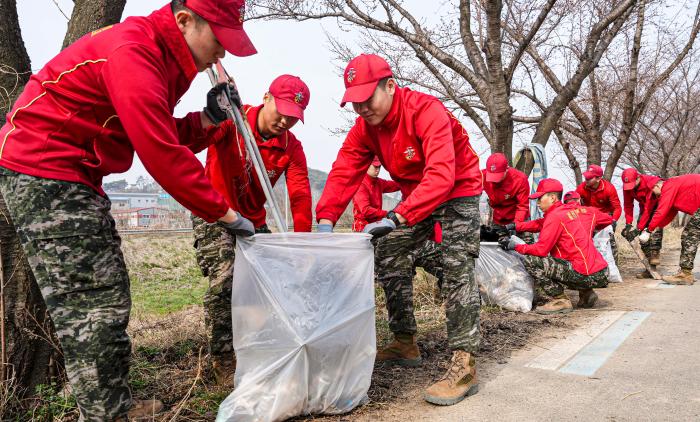 해병대2사단 장병들이 지난 3일 지역 환경정화 활동에 나서 쓰레기를 수거하고 있다. 부대 제공