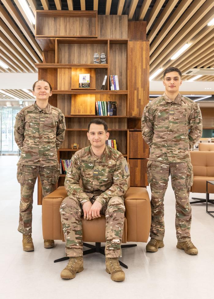 육군3사관학교에서 3개월간 연구하며 논문을 작성 중인 발렌자 가이아·고티에 드니·에르고 니콜라 프랑스 육군소위(왼쪽부터).