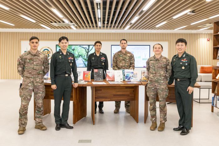 프랑스 육군소위와 이들을 지도하는 3사 교수진.