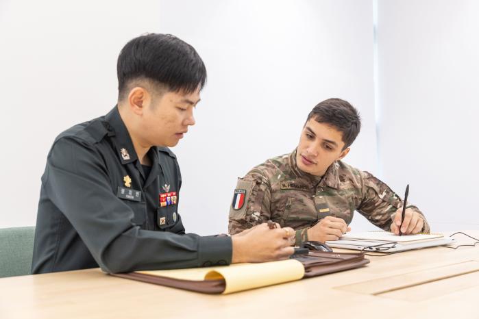 권지민(왼쪽) 교수가 니콜라 소위를 지도하고 있다.