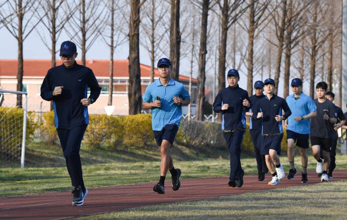 공군17전투비행단의 건강·체력증진 ‘등고비’ 프로그램에 참여하는 부대원들이 단체 달리기를 하고 있다. 사진 제공=전용태 원사