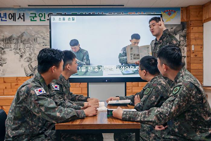 육군31보병사단 장병들이 사격훈련 전 ‘개인화기 사격’ 영상 콘텐츠를 시청하고 있다. 사진 제공=지선우 중위