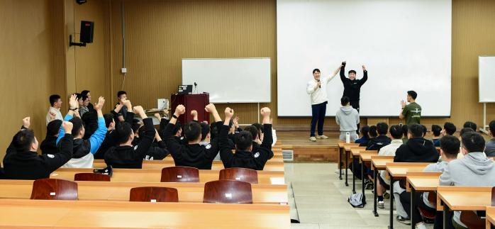 지난 3일 열린 공군3훈련비행단 학생조종사 비행이론 퀴즈대회에서 1등을 차지한 권영우 중위가 같은 대대 학생조종사들과 기뻐하고 있다. 사진 제공=김나영 하사