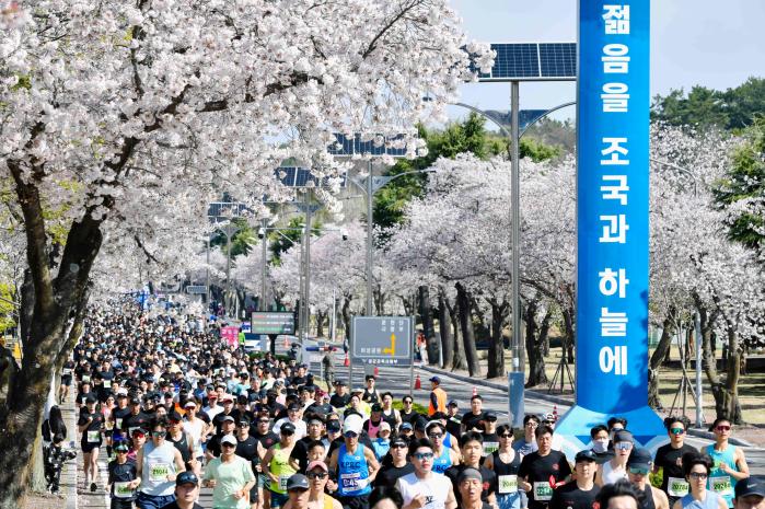 공군교육사령부가 5일 경남일보·진주시와 더불어 개최한 ‘공군과 함께하는 2026 진주남강마라톤대회’에서 참가자들이 벚꽃길을 달리고 있다. 부대 제공