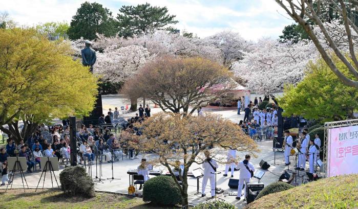해군진해기지사령부가 4일 ‘제64회 진해군항제’를 맞아 개최한 부대개방행사에서 군악대 장병들이 프린지 공연을 하고 있다. 사진 제공=권혜연 중사(진)