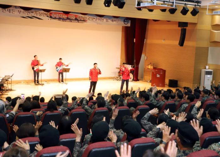 육군39보병사단이 지난 3일 개최한 예비군의 날 기념행사에서 군악대가 공연하고 있다.