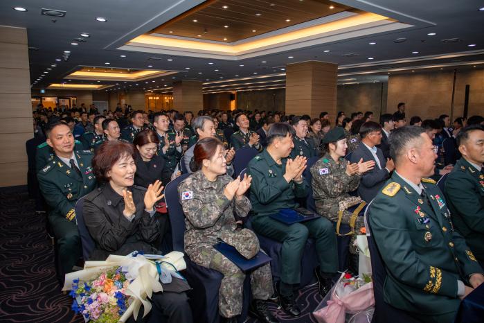 육군53보병사단이 지난 3일 울산시 남구 문수컨벤션에서 개최한 예비군의 날 행사에서 참석자들이 박수를 치고 있다.