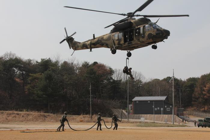 육군교육사령부 군견훈련소 장병들이 지난 3일 KUH-1 수리온 헬기를 이용해 군견 동반 급속헬기로프하강 훈련을 하고 있다. 부대 제공