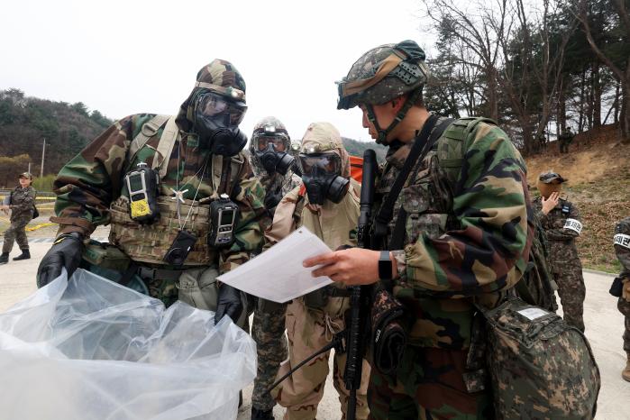 한미 장병들이 적 WMD 시설 정보를 공유하고 있다.