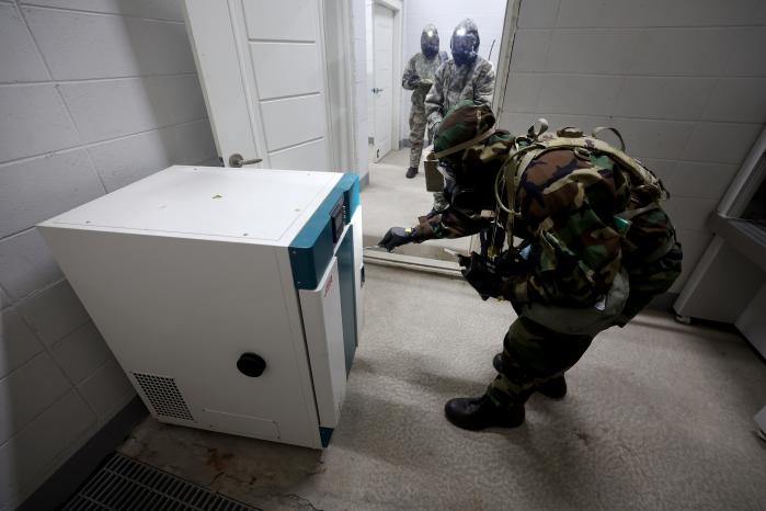 미군 장병이 생화학물질을 탐지하는 모습.