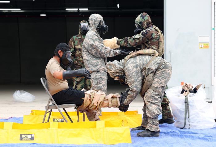 적 WMD 시설 인근에서 제독 중인 한미 장병들.