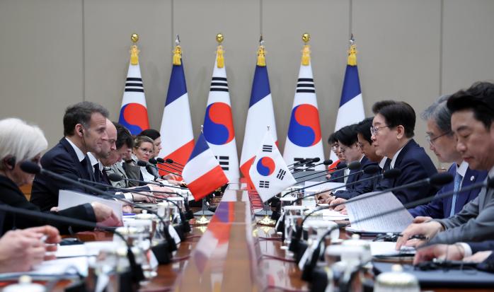 이재명 대통령과 에마뉘엘 마크롱 프랑스 대통령이 지난 3일 청와대에서 확대 정상회담을 하고 있다. 연합뉴스