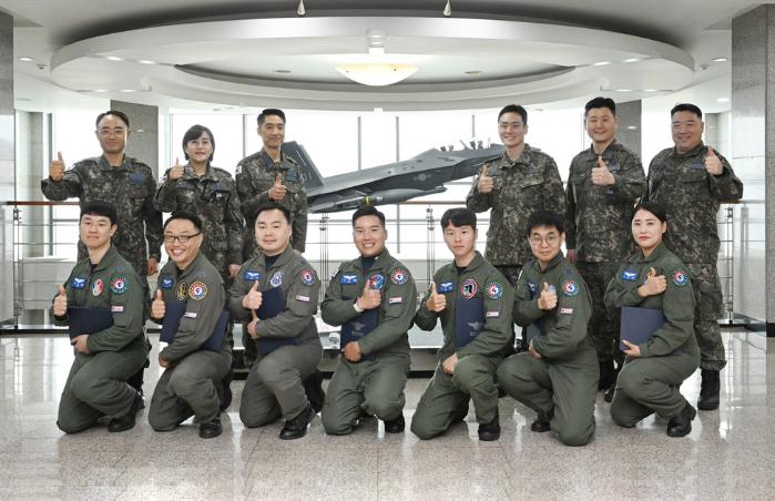 공군전투촬영사들이 차준선(뒷줄 맨왼쪽) 공군작전사령관에게서 임무명령서와 패치를 수여받고 기념촬영을 하고 있다. 부대 제공