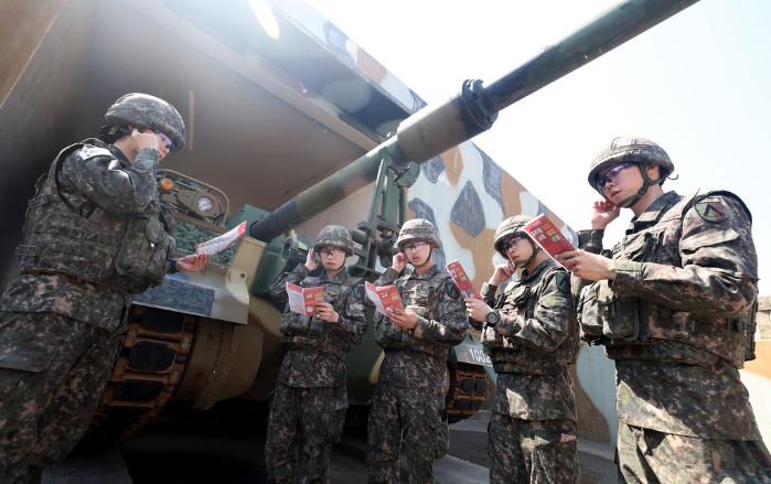 육군수도포병여단 석정대대 장병들이 지난 2일 K9A1 자주포 비사격 절차 훈련에 앞서 여단에서 자체 제작한 안전 리플릿을 보며 안전수칙을 확인하고 있다.