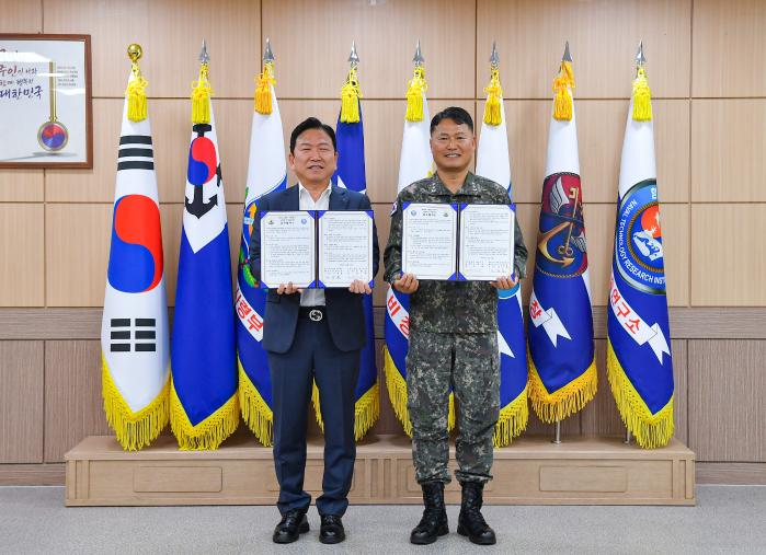 김경철(오른쪽) 해군군수사령관과 최한희 신한은행 부산경남본부장이 6일 부대 대회의실에서 민·군 유대 강화 및 상호협력 체계 구축을 위한 업무협약서를 들고 기념사진을 촬영하고 있다. 사진 제공=최혜진 하사