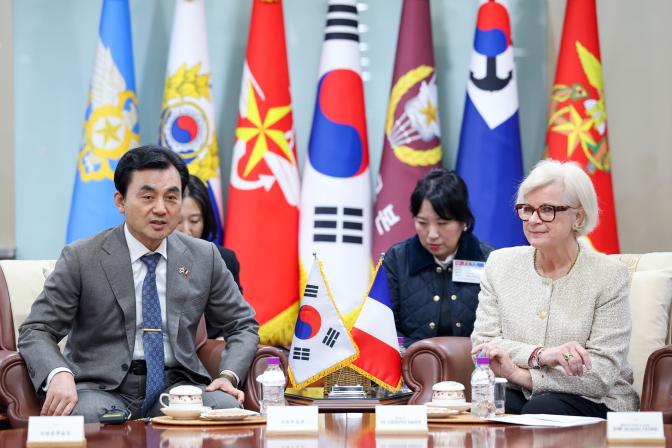 안규백(왼쪽) 국방부 장관이 지난 3일 서울 용산구 국방부에서 카트린 보트랭 프랑스 국방장관과 회담을 하고 국방&middot;방산협력 강화방안을 논의하고 있다. 한재호 기자