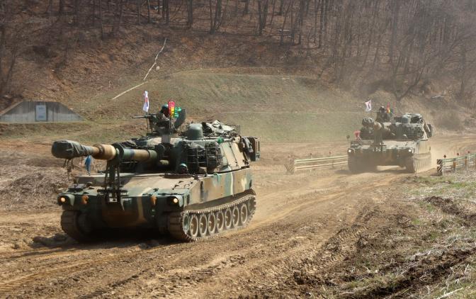 육군2기갑여단 설악포병대대가 경기 파주시 무건리훈련장에서 실시한 훈련 중 K55A1 자주포가 기동하고 있다. 부대 제공