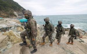 육군53보병사단 부산여단 17해안감시기동대대 장병들이 부산시 영도구 태종대 일대에서 해안선 수색정찰을 하고 있다. 부대는 6일 &ldquo;통합방위 요소 등과 연계한 실전적인 작전&middot;훈련으로 빈틈없는 경계태세를 유지하고 있다&rdquo;고 밝혔다. 이윤청 기자