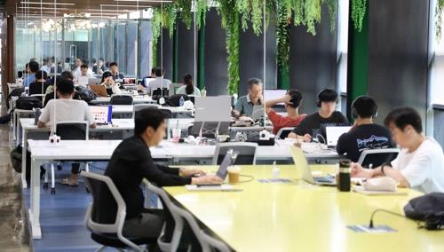 서울 공덕동 서울창업허브에서 이용자들이 업무를 보고 있다. 연합뉴스