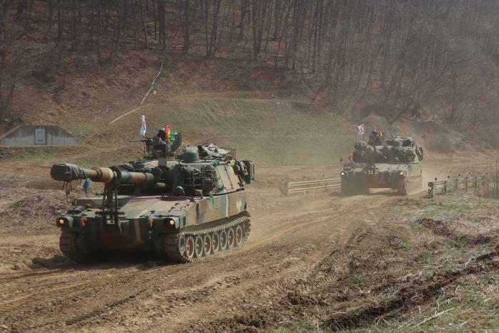 육군2기갑여단 설악포병대대가 경기 파주시 무건리훈련장에서 실시한 훈련 중 K55A1 자주포가 기동하고 있다. 부대 제공