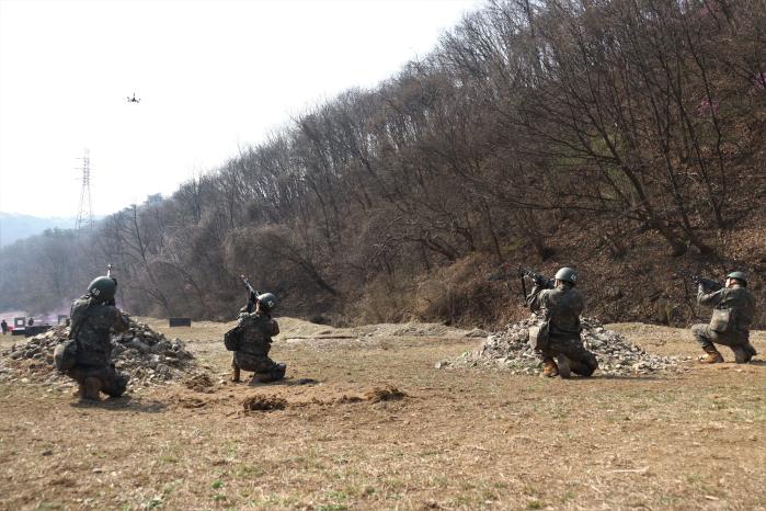육군5보병사단 신병교육대대 훈련병들이 ‘대드론 개인 방호 훈련’을 받고 있다. 사진 제공=오지수 대위