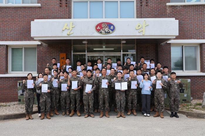 육군1산악여단 장병들이 무인동력비행장치 조종자 자격증을 들어 보이고 있다. 부대 제공