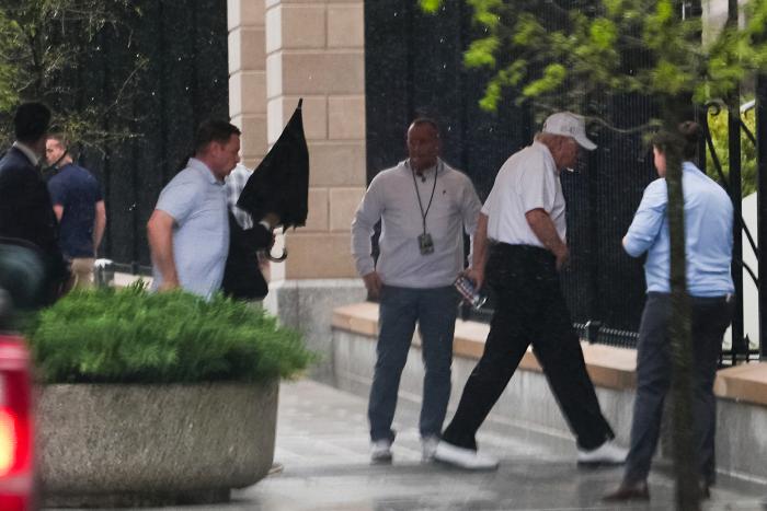 도널드 트럼프 미국 대통령이 5일(현지시간) 워싱턴DC에 위치한 트럼프내셔널골프클럽 방문을 마치고 백악관에 도착해 차량에서 내리고 있다. AP·연합뉴스