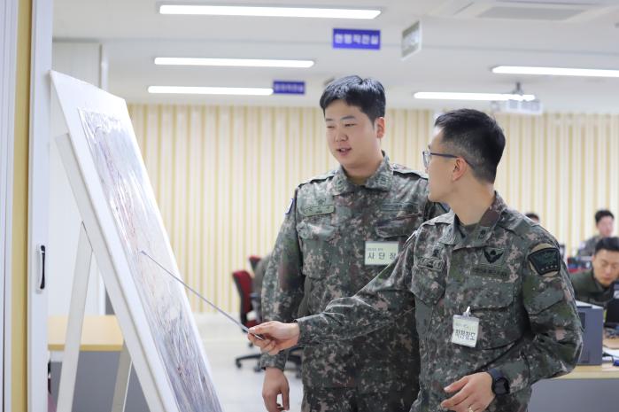 육군대학 학생장교가 전술종합실습 교육훈련을 통해 작전수행과정을 숙달하고 있다. 부대 제공