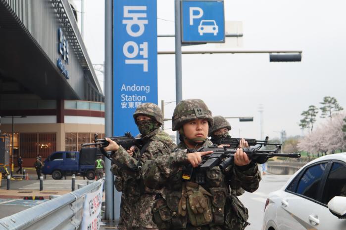 육군50보병사단 안동대대 장병들이 6일 안동역 일대에서 열린 민·관·군·경·소방 대테러 훈련에서 경계자세를 취하고 있다. 부대 제공